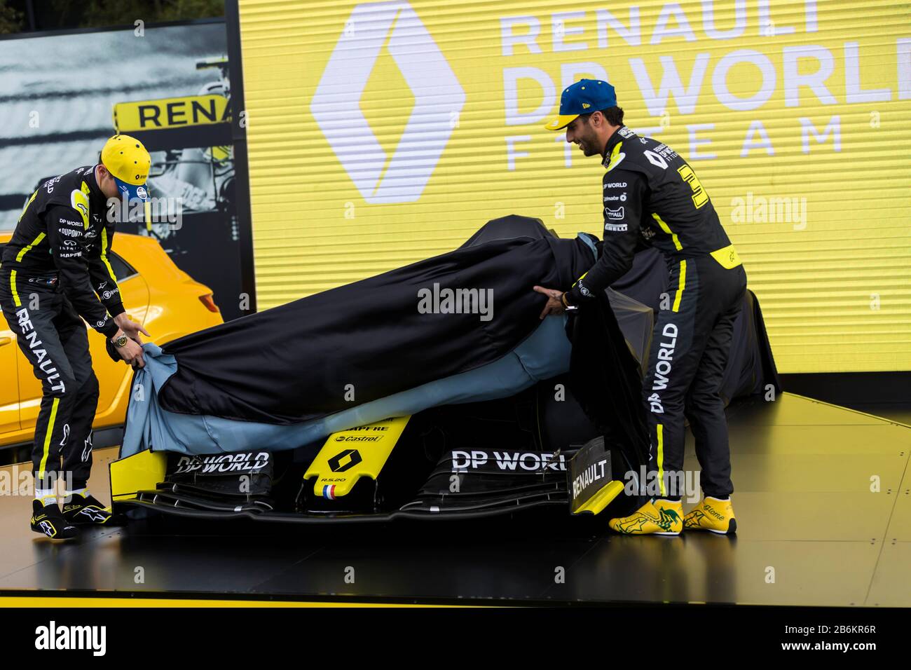 Albert Park, Melbourne, Australia. 11th Mar, 2020. Formula Uno, Gran Premio d'Australia, Giorno D'Arrivo; i piloti Renault Esteban Ocon e Daniel Ricciardo sollevano le coperture al lancio della vettura Renault Foto Stock