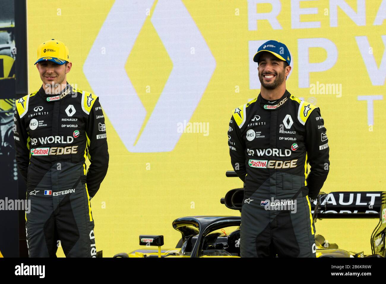 Albert Park, Melbourne, Australia. 11th Mar, 2020. Formula Uno, Gran Premio d'Australia, Giorno D'Arrivo; piloti Renault Esteban Ocon e Daniel Ricciardo al lancio della vettura Renault Foto Stock