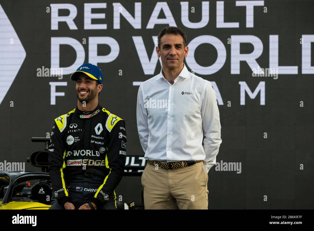 Albert Park, Melbourne, Australia. 11th Mar, 2020. Formula Uno, Gran Premio d'Australia, Arrivo Day; pilota Renault Daniel Ricciardo e team principal Cyril Abiteboul al lancio della vettura Renault Foto Stock