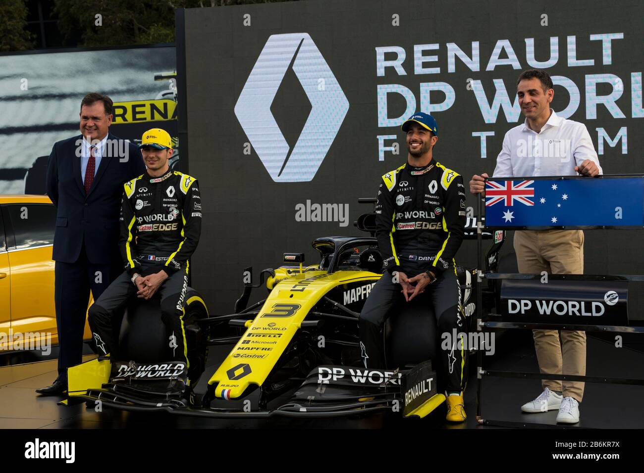 Albert Park, Melbourne, Australia. 11th Mar, 2020. Formula Uno, Gran Premio d'Australia, Arrivo Day; piloti Renault Daniel Ricciardo e Esteban Ocon con il team principal Cyril Abiteboul al lancio della vettura Renault Foto Stock