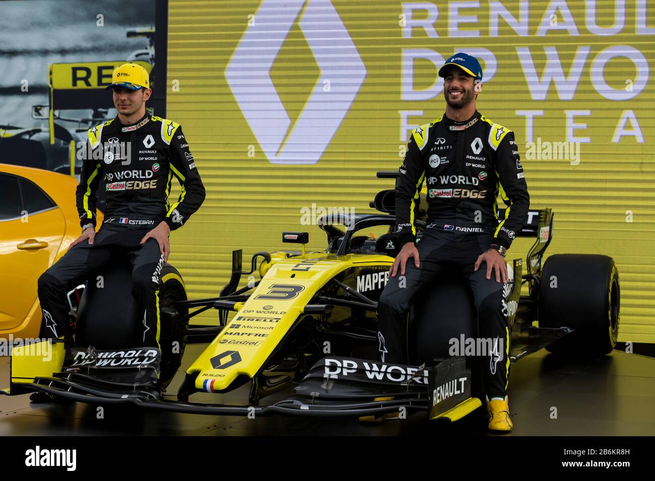 Albert Park, Melbourne, Australia. 11th Mar, 2020. Formula Uno, Gran Premio d'Australia, Giorno D'Arrivo; piloti Renault Esteban Ocon e Daniel Ricciardo al lancio della vettura Renault Foto Stock