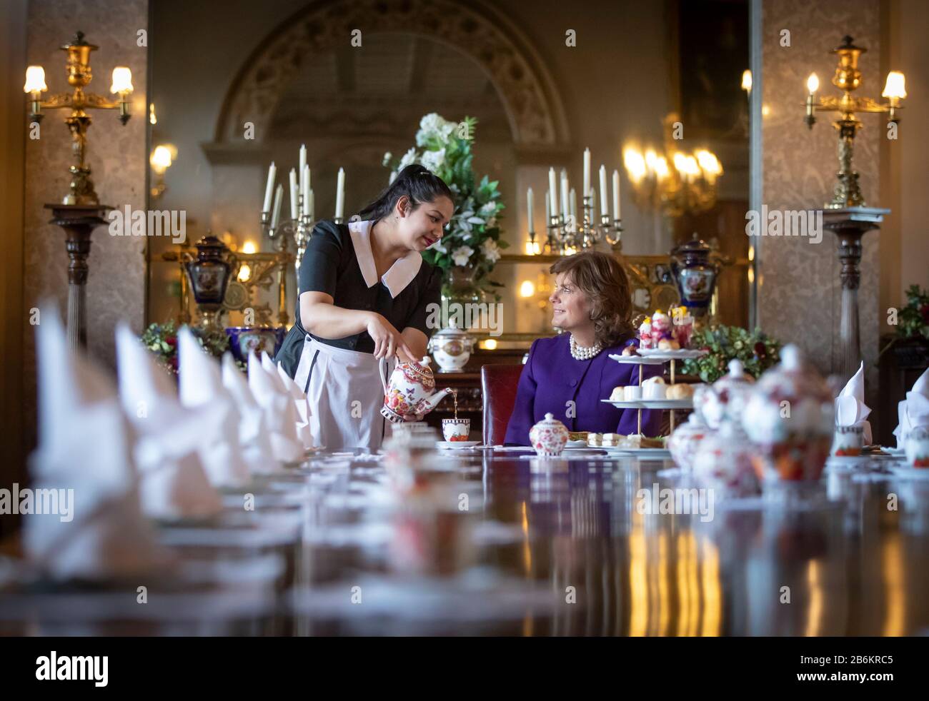 Emma Emanmaniera, Duchessa di Rutland (a destra), viene servito il tè da Lliana Dimitrove, durante l'evento di lancio per un tè Pomeridiano reale ispirato da Netflix's The Crown, nella sala da pranzo dello stato al Castello di Belvoir, Grantham. Foto Stock