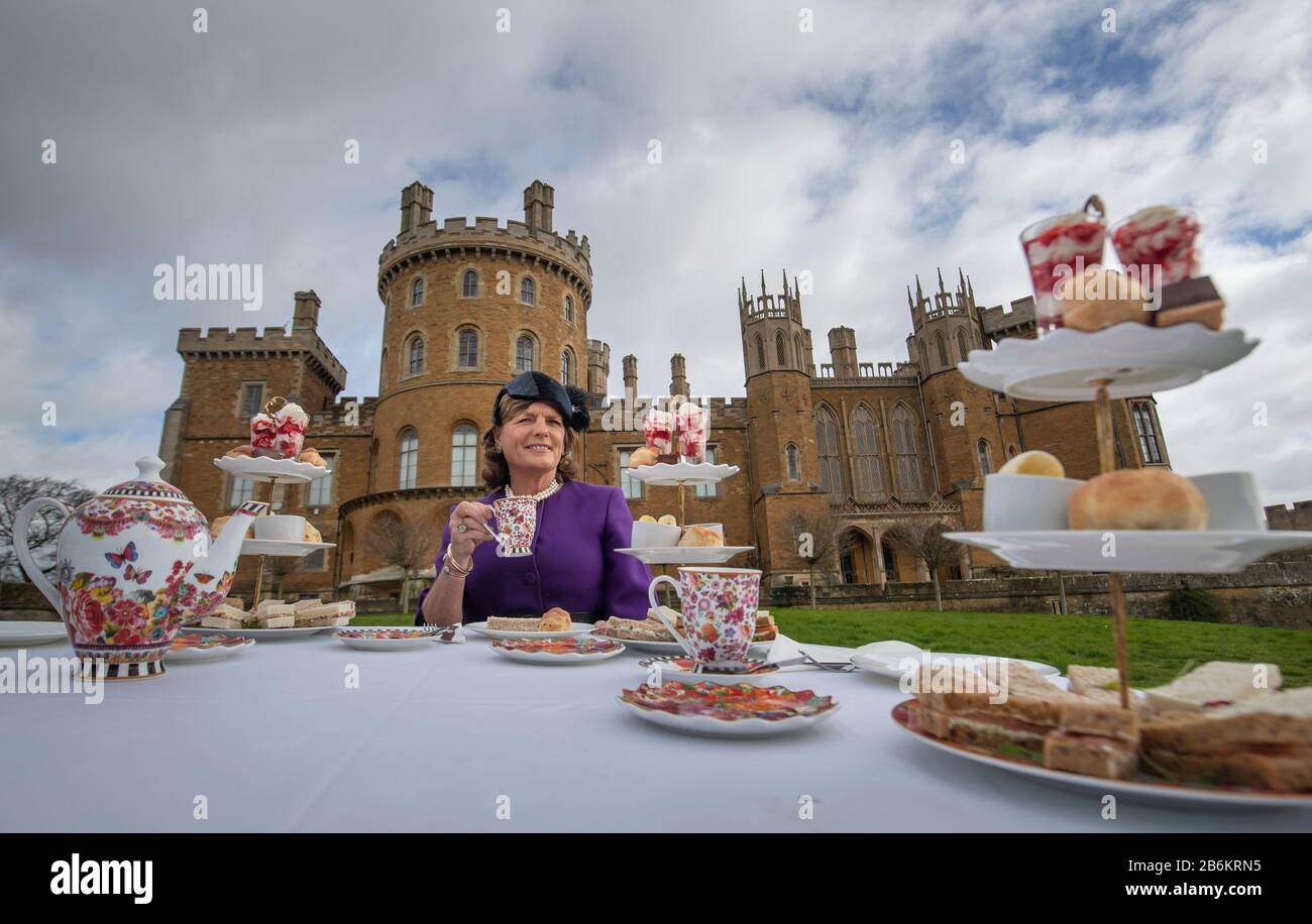 Emma Emanmaniera, duchessa di Rutland, durante l'evento di lancio per un tè Pomeridiano reale ispirato alla corona di Netflix, al castello di Belvoir, Grantham. Foto Stock