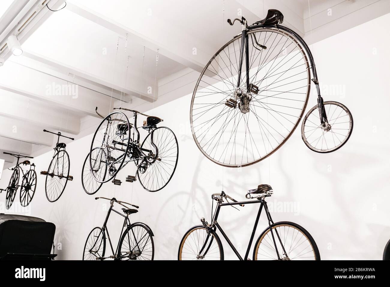 Vecchia bicicletta vintage retrò con ruote enormi su sfondo bianco Foto  stock - Alamy