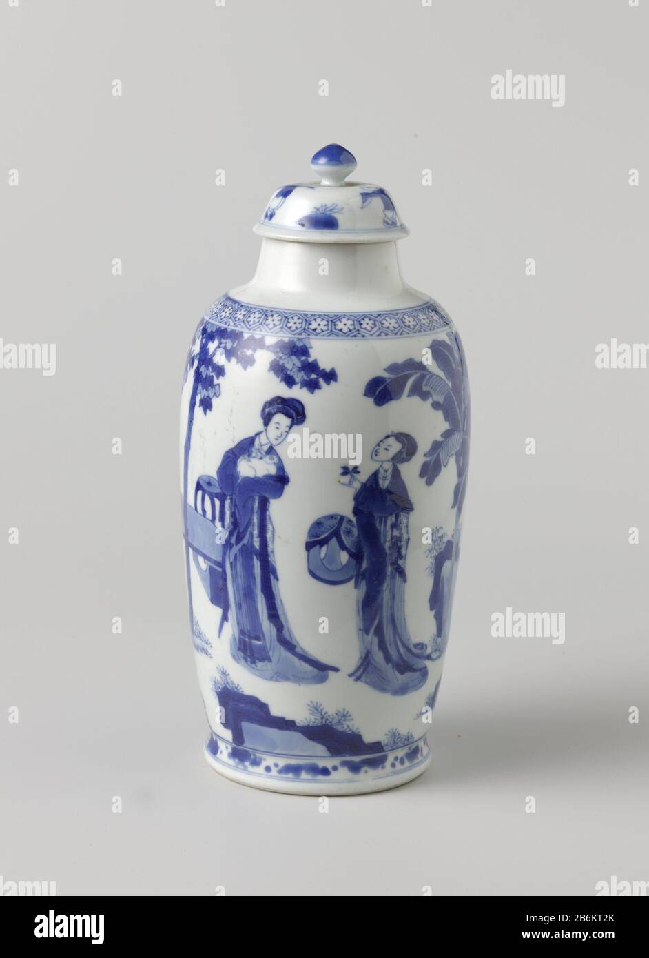 Uovo-a forma di borchie con Signore cinesi in un giardino Eivormige dekselpot van porselein, beschilderd in onderglazuur blauw. Op de wand een tafereel in een tuin met bomen, rotsen en en planten: Twee Chinese dames (lange lijzen) kijkend naar een bloemenvaas op een taxel; twee dames bij een tafel en kruk, één draagt een konijn, de andere heedft een twijgje in haar hand. Gemerkt op de onderzijde met een artemisiablad. Een barst in de nek. Blauw-wit. Produttore : pottenbakker: AnoniemPlaats fabbricante: China Dating: CA. 1680 - ca. 1720School / stijl: qing-dynasie (1644-1912) / Kangxi-periode (1662-1722 Foto Stock