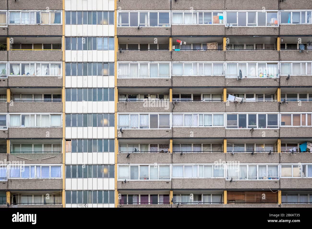 Facciata del blocco torre del consiglio Aylesbury Estate intorno all'area di Walworth nel sud-est di Londra Foto Stock