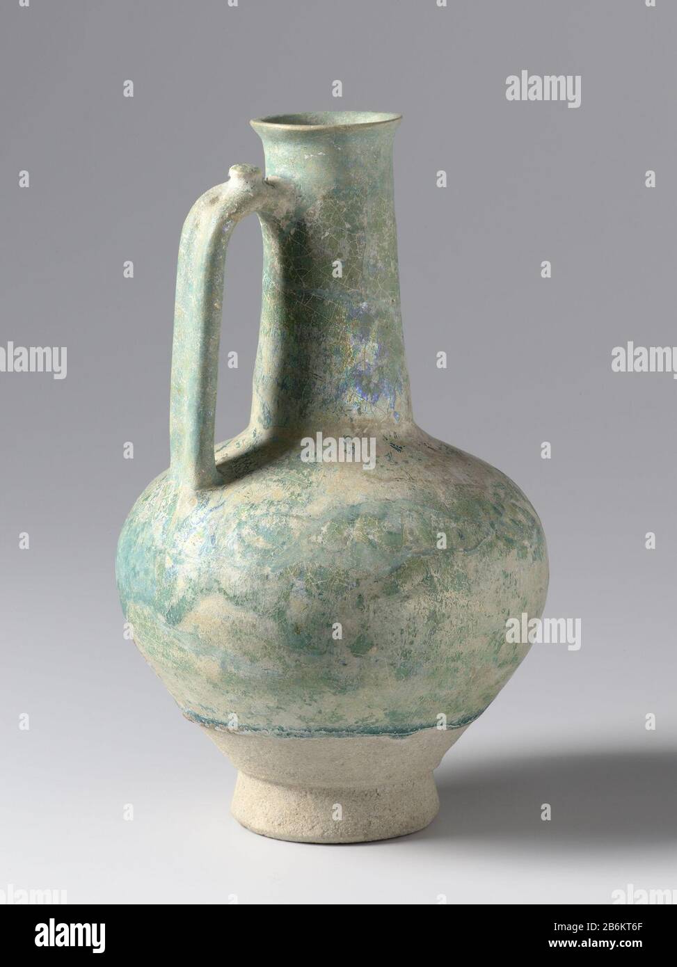 Vaso a forma di uovo con un collo lungo Eivormige kruik van kwarts-fritgoed met een lange nek, bedekt met een monochroom turchese alcaliglazuur. Produttore : pottenbakker: AnoniemPlaats fabbricante: Iran Dating: CA. 1100 - ca. 1299School / stijl: Seltsjoeken / Gaznavieden / Ilkhanieden / Ayoebieden / Mammelukken Physical kenmerken: Aardewerk met glazuur Material: Aardewerk kwarts-fritgoed zuglaur Techniek: Draaiend bewerken / bakken / glazen dimensioni: H 24,1 cm. E Rbuik 1 cm. D: 1 e 1 cm: 1. D 1. Foto Stock