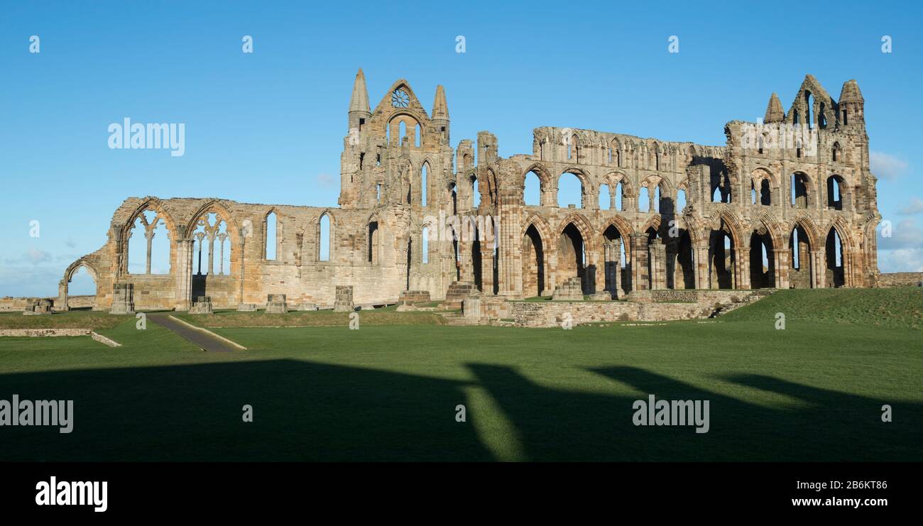 Vista panoramica invernale delle rovine dell'abbazia di Whitby sulla costa dello Yorkshire settentrionale Foto Stock