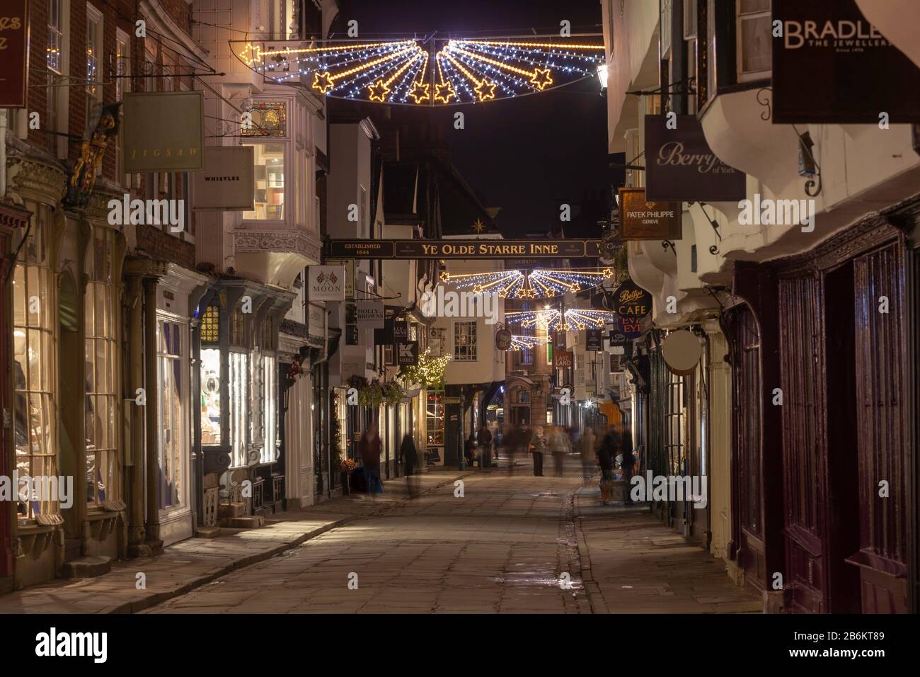 StoneGate, York a Natale: Una delle principali vie dello shopping di York durante la stagione festiva Foto Stock