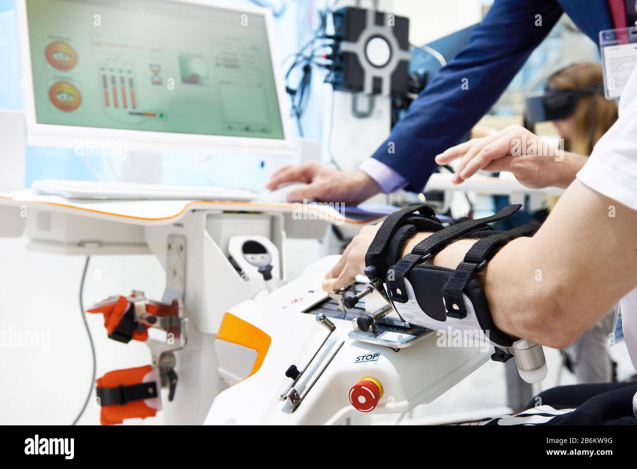 Robotica e dispositivi di riabilitazione basati su sensori per l'uso con entrambe le mani Foto Stock