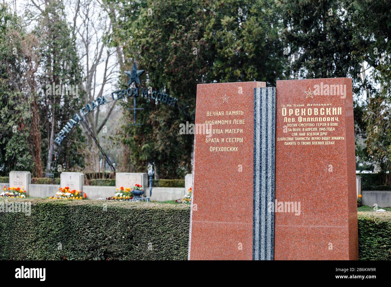 24 MARZO 2017, VIENNA, AUSTRIA: Lapidi per i soldati sovietici caduti nel cimitero centrale di Vienna Foto Stock