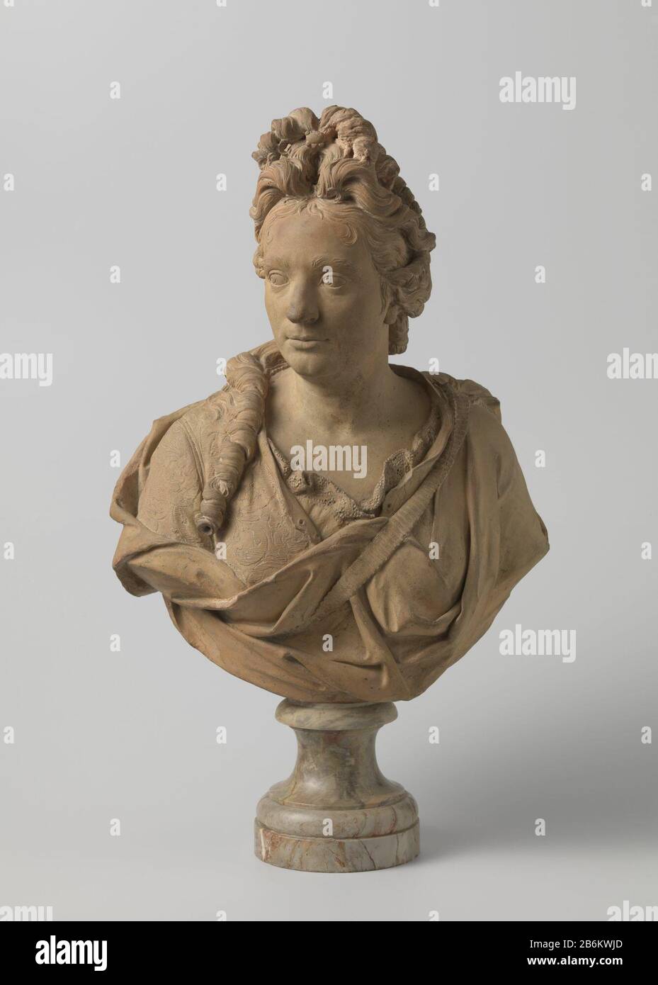 Elizabeth-Marie-Suzanne Le Detz Elizabeth-Marie-Suzanne Le Detz Oggetto Tipo : Beeldhouwwerk Objectnummer: Bk-1963-70 Produttore : Beeldhouser: Jean Louis Lemoyneplats Fabbricazione: Parijs Dating: Ca. 1720 Materiale: Terracotta Techniek: Boetseren dimensioni: H 72 cm. × b 42 cm. × d 14 cm. × g 29,5 kg Foto Stock