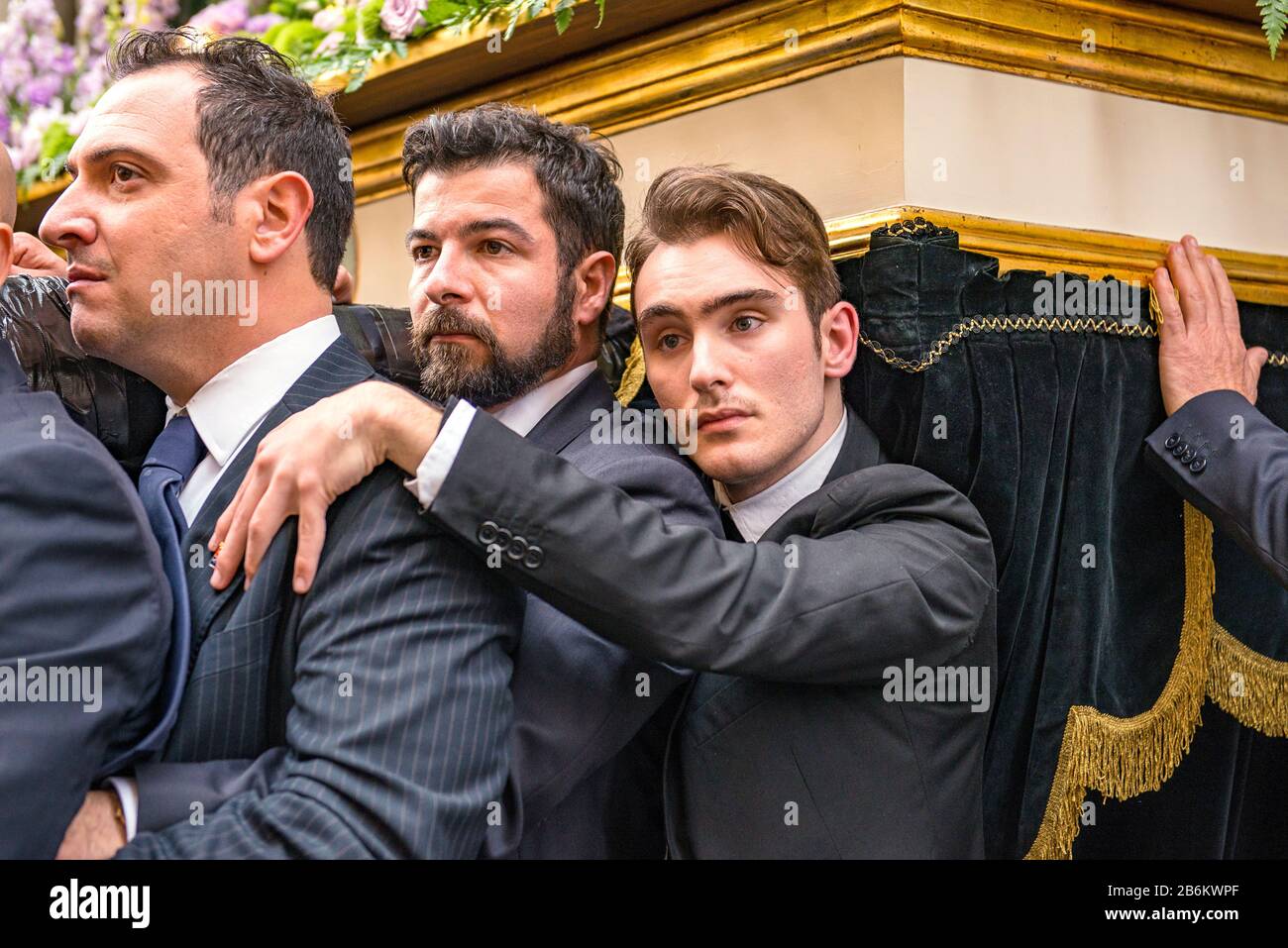 Trapani, Sicilia, Italia - 26 marzo 2016 processo del Venerdì Santo per la settimana Santa a Trapani. Ogni anno si svolge la passione di Cristo in una processione che si svolge Foto Stock