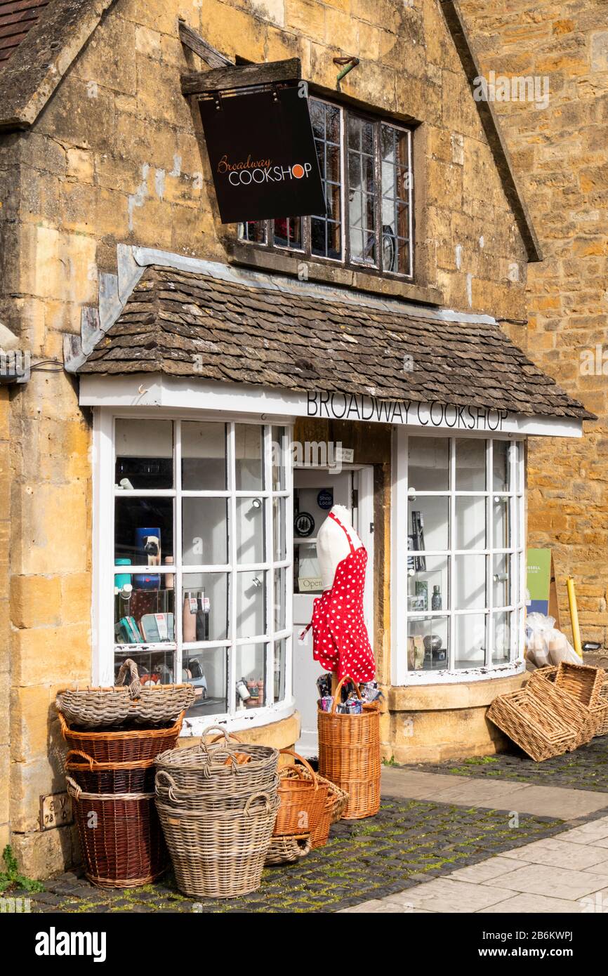 The Broadway Cookshop on the High Street nel villaggio di Cotswold di Broadway, Worcestershire UK Foto Stock