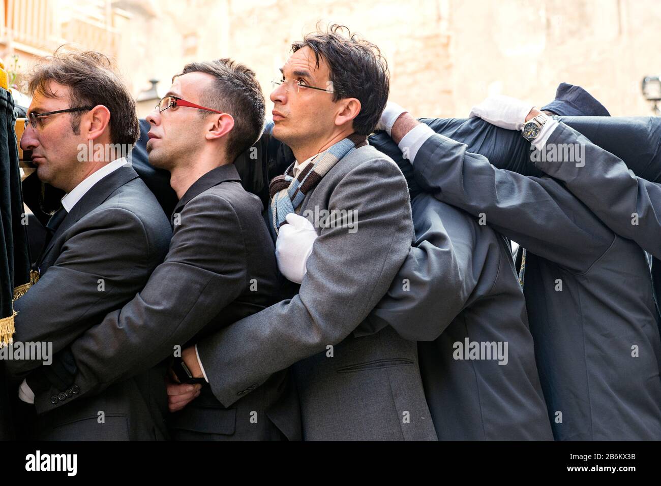 Trapani, Sicilia, Italia - 26 marzo 2016 processo del Venerdì Santo per la settimana Santa a Trapani. Ogni anno si svolge la passione di Cristo in una processione che si svolge Foto Stock