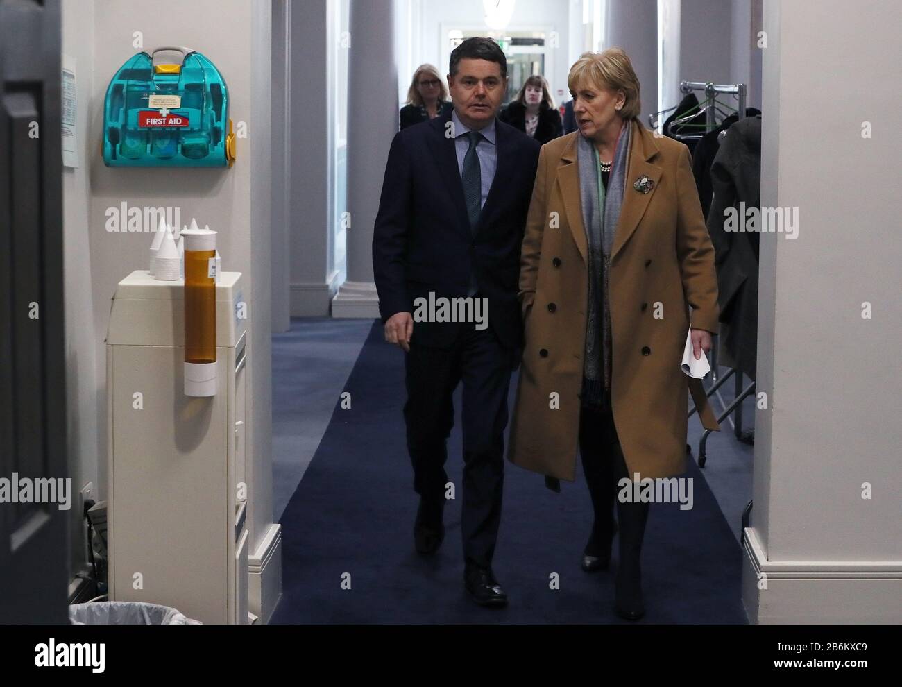 Il ministro delle Finanze Paschal Donohoe (a sinistra) e il ministro delle imprese Heather Humphreys in arrivo per una conferenza stampa presso Gli Edifici governativi di Dublino, per parlare dello sforzo nazionale condiviso richiesto dal governo, dai sindacati e dai datori di lavoro per rispondere alla crisi sanitaria pubblica globale e nazionale derivante dal coronavirus. Foto Stock