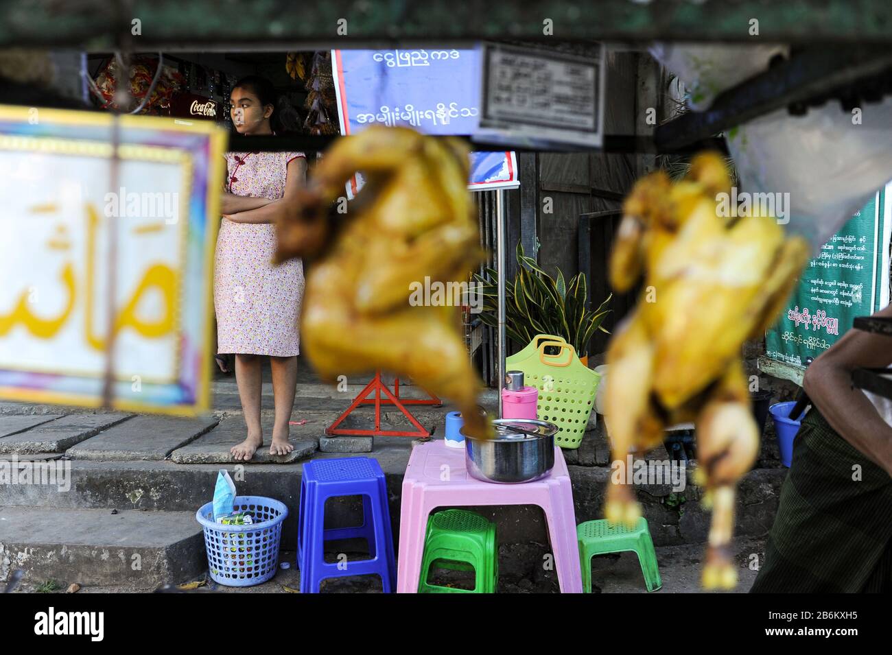 16.12.2013, Yangon, Repubblica dell'Unione di Myanmar, Asia - polli Cotti appendere dalla stalla in un ristorante stradale nella ex capitale. Foto Stock