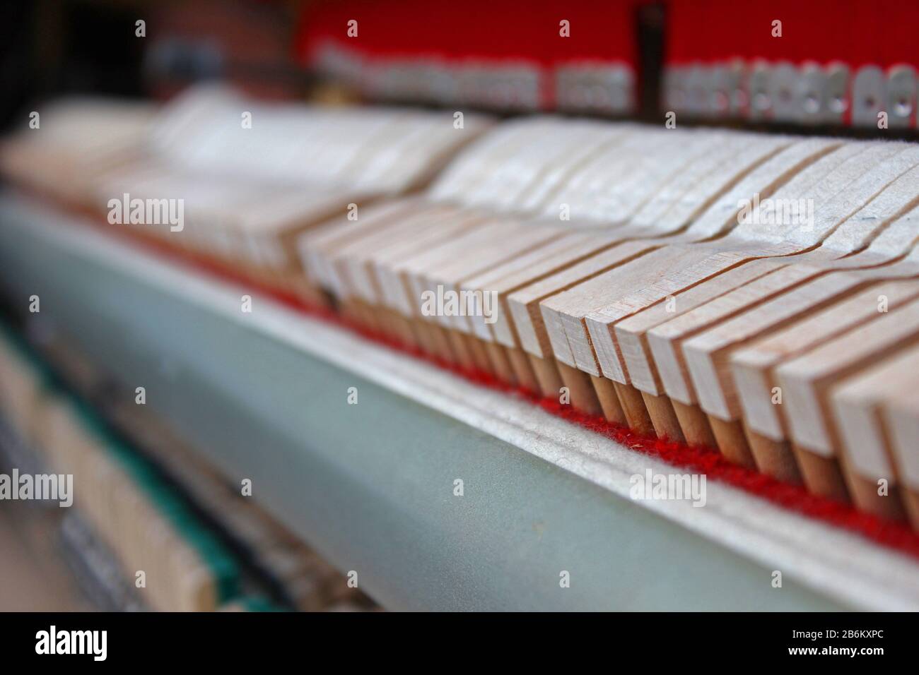 Pianoforte classico retrò. Strumento musicale bianco. Le corde metalliche del pianoforte. Pianoforte all'interno. Il dispositivo è uno strumento musicale da tastiera. Foto Stock