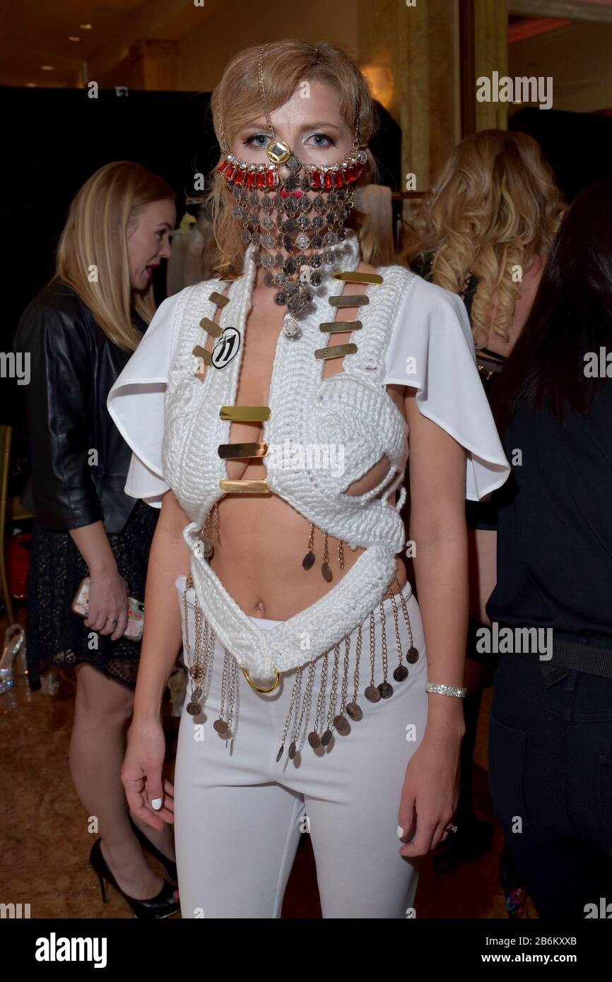 MMODEL VESTITO VIOLA Foto Stock