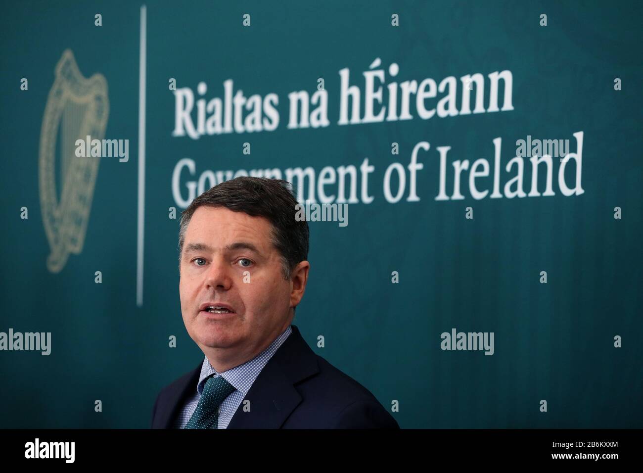 Il Ministro delle Finanze Paschal Donohoe ha parlato durante una conferenza stampa presso Gli Edifici governativi di Dublino dello sforzo nazionale condiviso richiesto dal governo, dai sindacati e dai datori di lavoro per rispondere alla crisi sanitaria pubblica globale e nazionale derivante dal coronavirus. Foto Stock