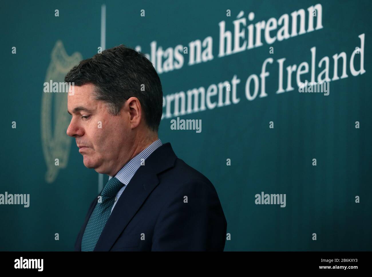 Il Ministro delle Finanze Paschal Donohoe ha parlato durante una conferenza stampa presso Gli Edifici governativi di Dublino dello sforzo nazionale condiviso richiesto dal governo, dai sindacati e dai datori di lavoro per rispondere alla crisi sanitaria pubblica globale e nazionale derivante dal coronavirus. Foto Stock