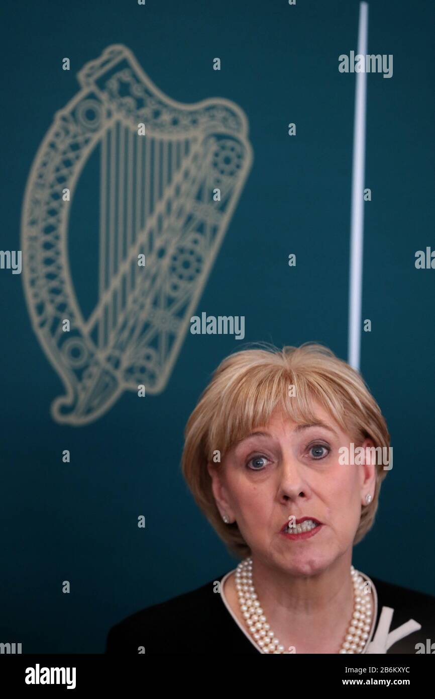 Ministro per le imprese Heather Humphreys durante una conferenza stampa presso Gli Edifici governativi di Dublino, per parlare dello sforzo nazionale condiviso richiesto dal governo, dai sindacati e dai datori di lavoro per rispondere alla crisi sanitaria pubblica globale e nazionale derivante dal coronavirus. Foto Stock