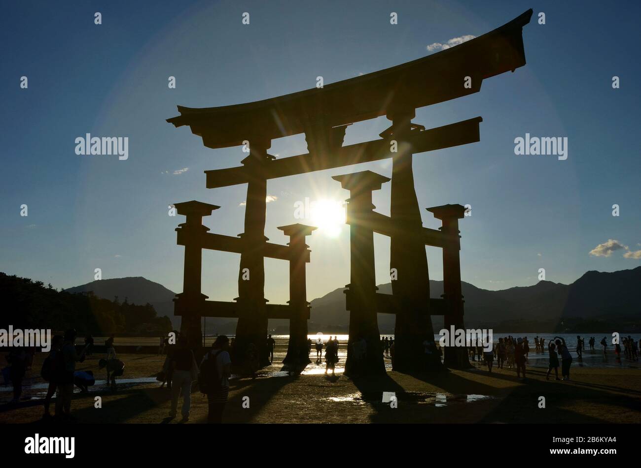 Shinto santuario cancello al tramonto a Miyajima isola, Giappone Foto Stock
