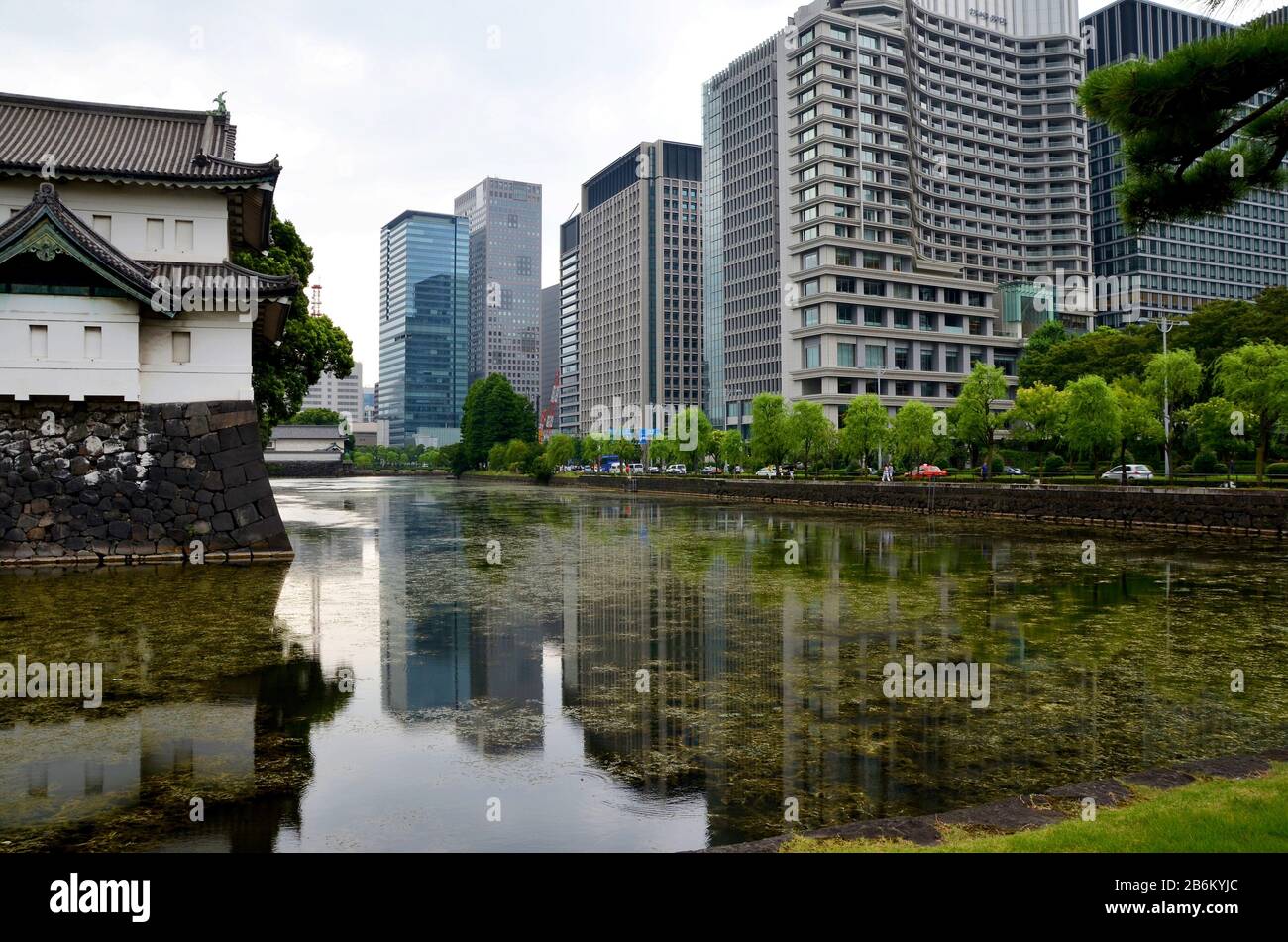 Edifici del centro di Tokyo che riflettono lo stagno del palazzo dell'imperatore Foto Stock