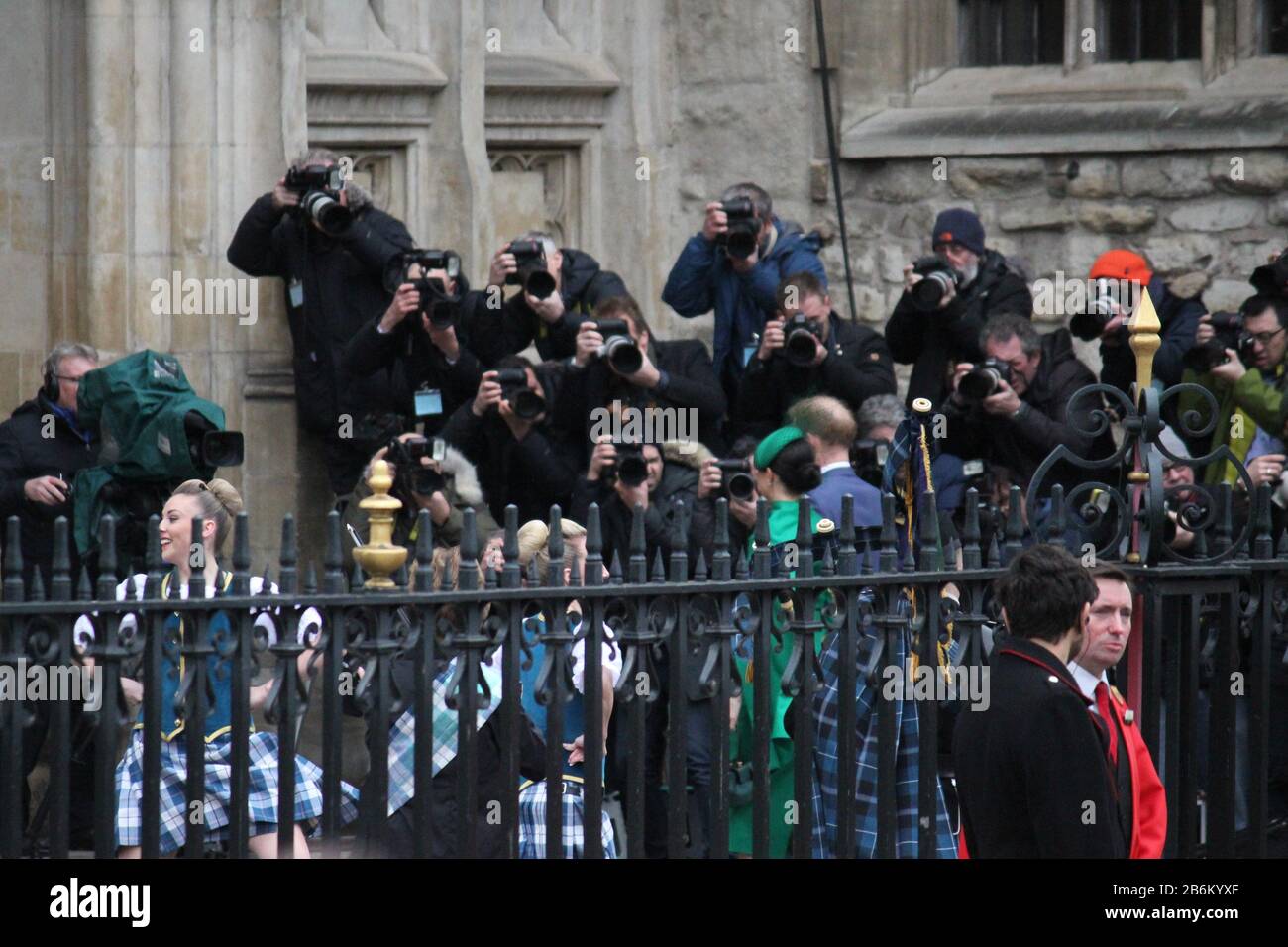 Londra, Regno Unito - 09/03/2020: Meghan Markle e il Principe Harry partecipano al servizio del Commonwealth Day a Westminster Abby, Londra. il loro ultimo impegno ufficiale prima di tornare dalla vita reale, muro di stampa e paparazzi fotografi alle spalle Foto Stock