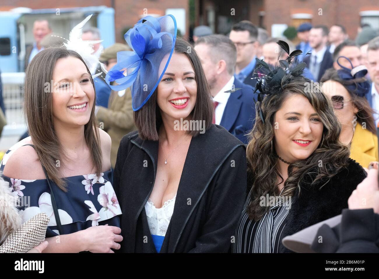 Cheltenham Festival, Cheltenham, Regno Unito - Mercoledì 11th Marzo 2020 - gli amanti della corsa arrivano oggi per il Ladies Day, il secondo giorno di questi anni Cheltenham Festival di corse di cavalli. Foto Steven May / Alamy Live News Foto Stock