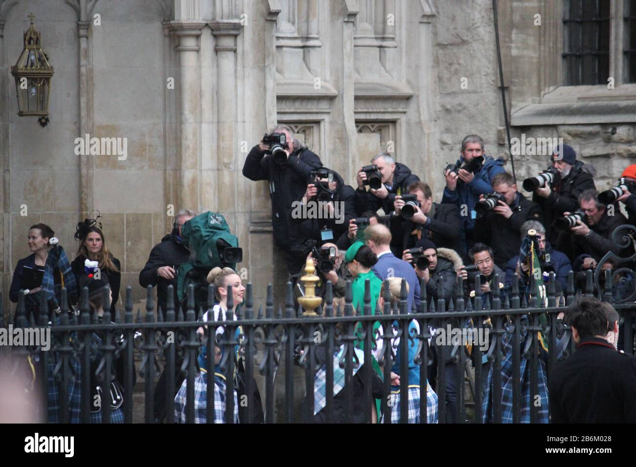 Londra, Regno Unito - 09/03/2020: Meghan Markle e il Principe Harry partecipano al servizio del Commonwealth Day a Westminster Abby, Londra. il loro ultimo impegno ufficiale prima di tornare dalla vita reale, muro di stampa e paparazzi fotografi alle spalle Foto Stock