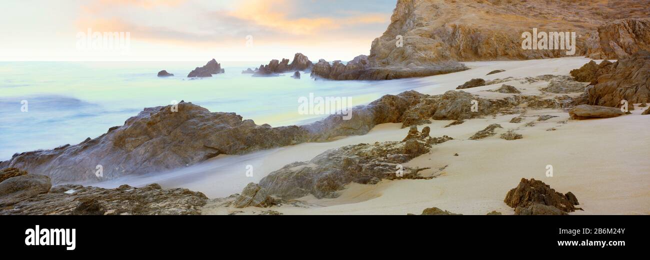 Formazioni Rocciose Sulla Spiaggia Di Cerritos, Todos Santos, Baja California Sur, Messico Foto Stock
