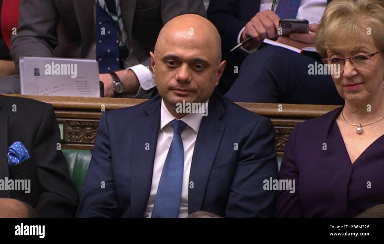 L’ex Cancelliere dello scacchiere Sajid Javid ascolta il Cancelliere Rishi Sunak che ha fatto il suo bilancio alla Camera dei Comuni di Londra. Foto Stock