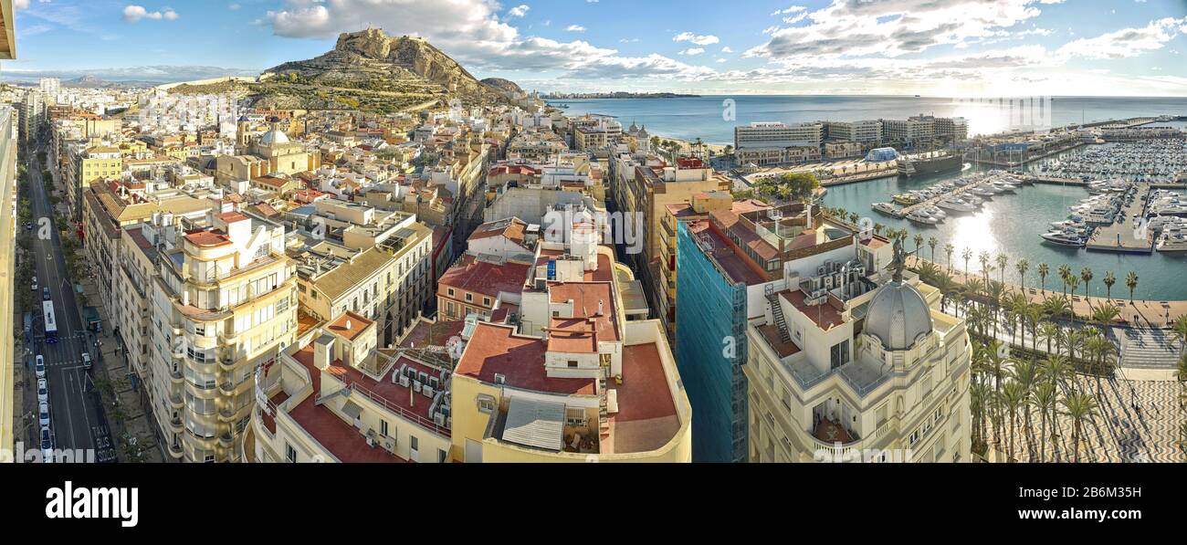 Veduta aerea di una città, Città Vecchia, Castello di Santa Barbara, Alicante, Spagna Foto Stock