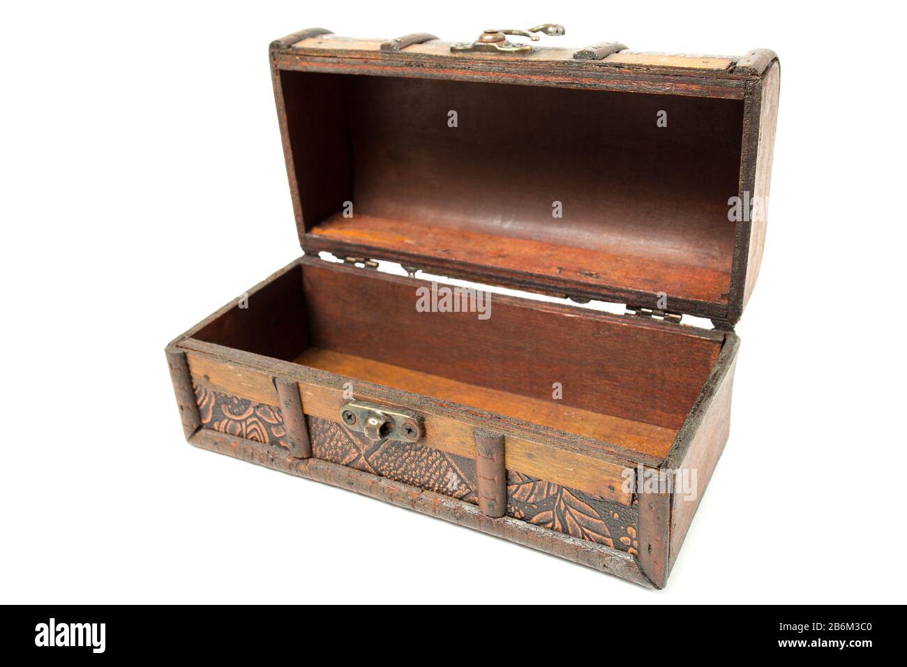 Aprire vecchia scatola di legno del tesoro isolato su bianco Foto Stock
