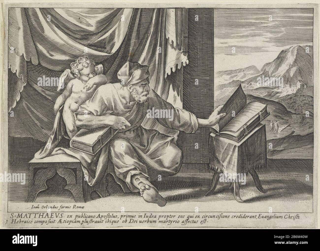 L'evangelista Matteo siede su una banca di legno per un drappeggio. Sotto il suo braccio ha un libro e con la sua destra sfogliò il libro di fronte a lui su una scrivania. Dietro di lui sussurrando una figura simile a lui qualcosa su un angelo. Il lato destro della distanza a piedi, un certo numero di figure su un sentiero di montagna. Tra gli show una tekst latina a due righe. Produttore : printmaker: Anonymous to print by Johann Sadeler (i) (possible) to design: Dirck Barendsz.uitgever: Giovanni Orlandi (listed property) Luogo produzione: Printmaker: Netherlands Editore: Roma Data: 1590 - 1640 Caratteristiche Fisiche Foto Stock