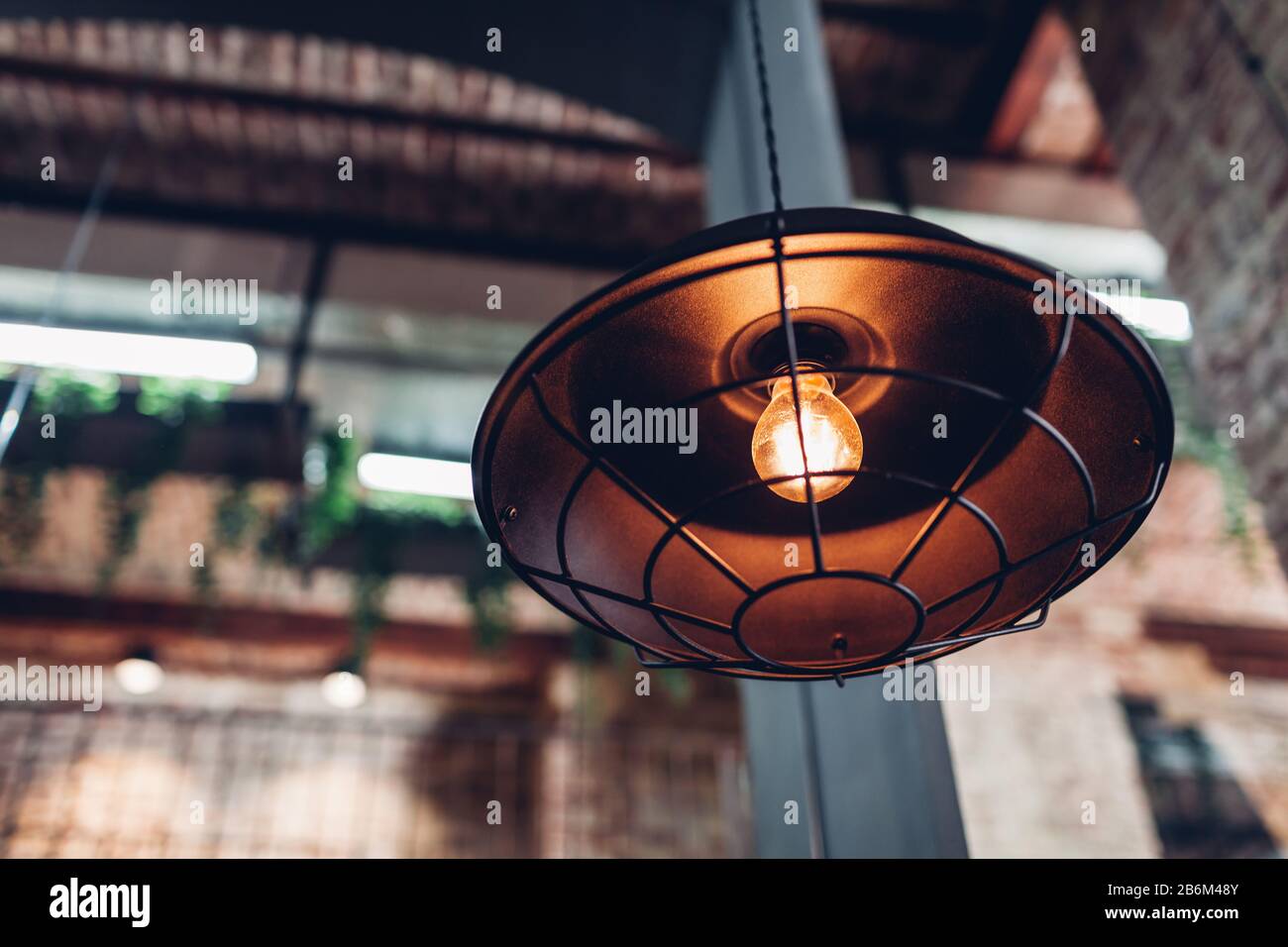 Design interno del moderno soffitto del ristorante. Steam-punk, pop-art, high-tech, loft design. Lampada a lampadario sospeso Foto Stock