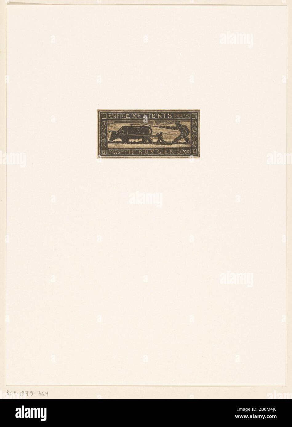 Ex libris van PH Burgers un bue e un agricoltore un campo ploegen. Produttore : stampatore Richard Nicolaus Roland Holst (edificio elencato) datazione : 1916 caratteristiche Fisiche: Litografia, con aggiunte in gesso marrone materiale: Gesso carta tecnica: Litografia (tecnica) dimensioni: Foglio: H 45 mm × W 99 mm la libreria ToelichtingDit era probabilmente destinata a Peter Burgers, marito di Sabine Roland Holst, sorella di Richard Roland Holst. Oggetto: PlowingoxWie: PH Foto Stock