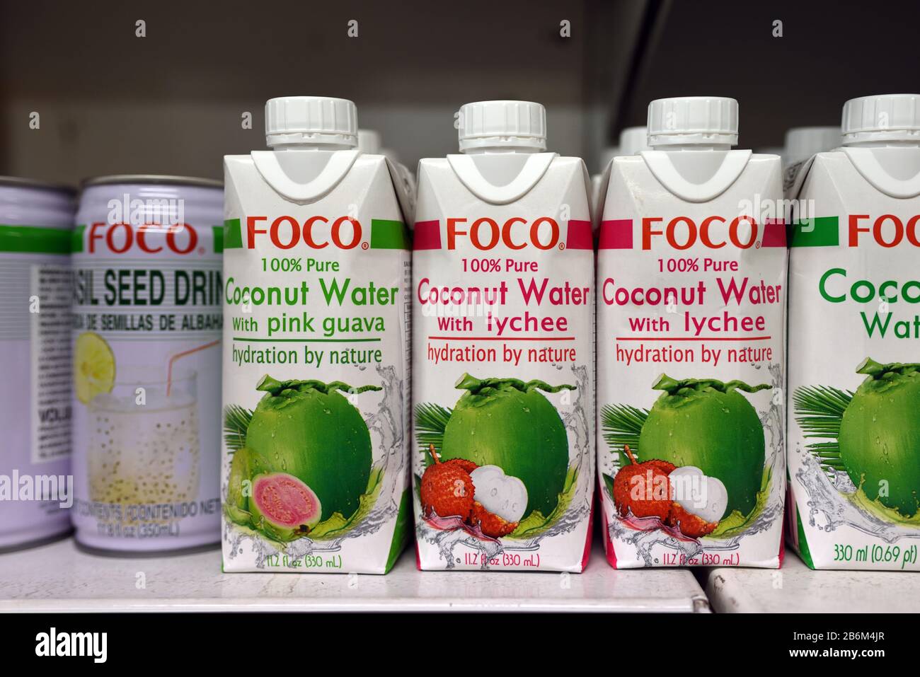 Cartoni di Acqua di cocco aromatizzati con Guava Rosa o Lychee in Supermarket Cinese o Asiatico Foto Stock