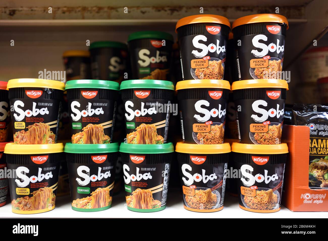 Visualizzazione di Instant Noodles, Pot Noodles o Cup Noodles, tra cui Peking Duck Flavour, in cinese o asiatico supermercato Foto Stock