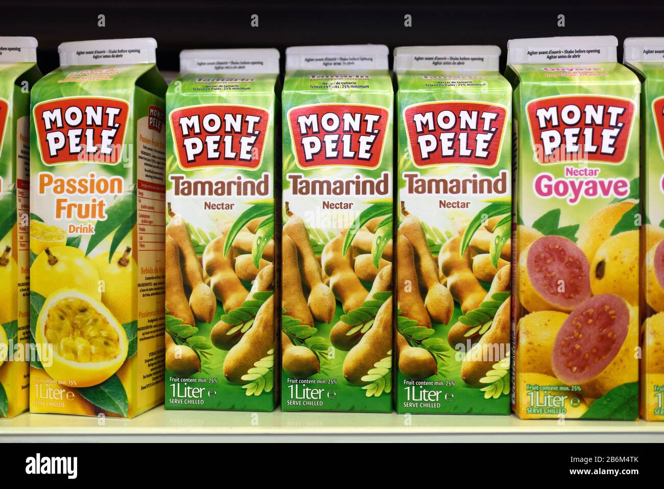 Esposizione Di Cartoni Di Succo Di Frutta Tropicale, Succo Di Tamarind O Tamarind Nectar, Succo Di Frutta Di Passione E Succo Di Guava In Cinese O Asiatico Supermercato Foto Stock