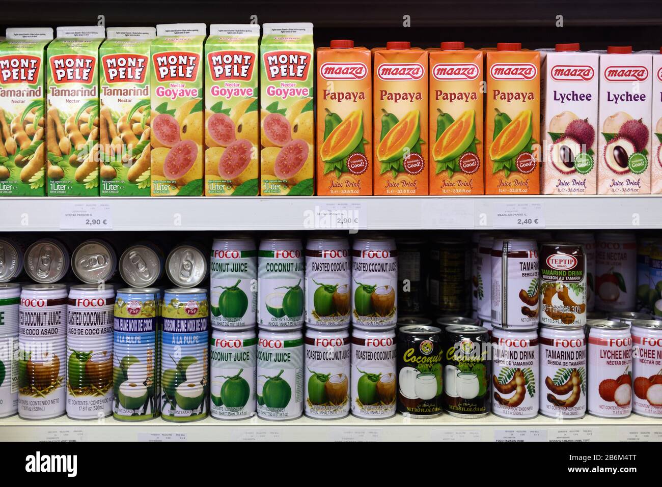 Cartoni Di Succo Di Frutta Tropicale Con Succo Di Tamarind, Succo Di Cocco, Succo Di Papaya, Succo Di Lychee E Succo Di Frutta Di Passione In Supermarket Cinese O Asiatico Foto Stock