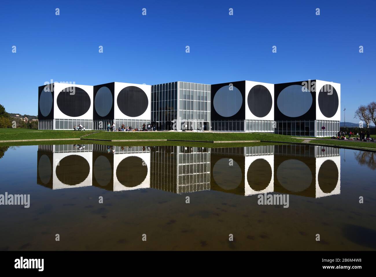 I Visitatori Al Di Fuori Della Fondazione Vasarely O Del Museo D'Arte, Riflessi Nella Piscina Rotonda, Aix-En-Provence Provence Provence France Foto Stock