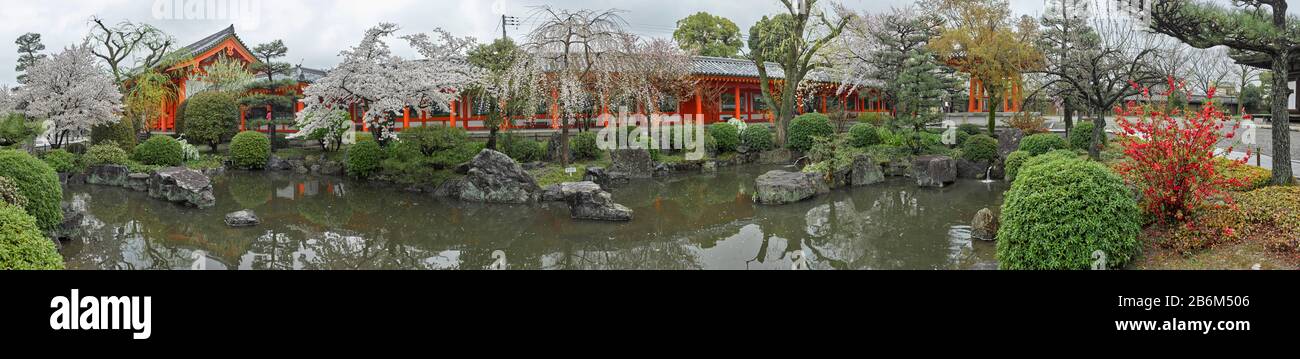 Riflessione di alberi in stagno al tempio di Sanjusangen-do, distretto di Higashiyama, Kyoto, Prefettura di Kyoto, Giappone Foto Stock