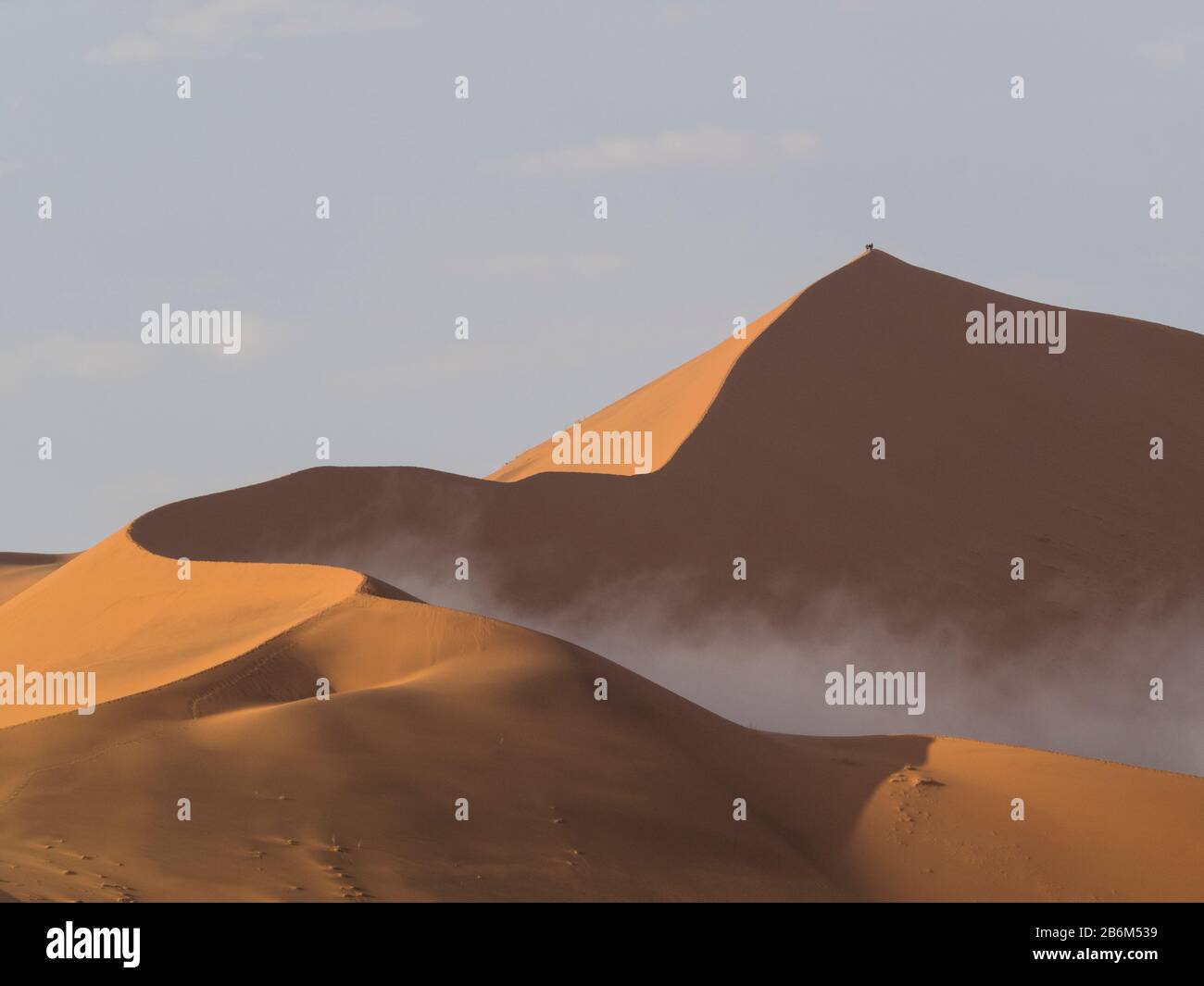 Grandi dune di sabbia di Daddy in un deserto, Sossusvlei, Namib-Naukluft National Park, Hardap, Namibia Foto Stock