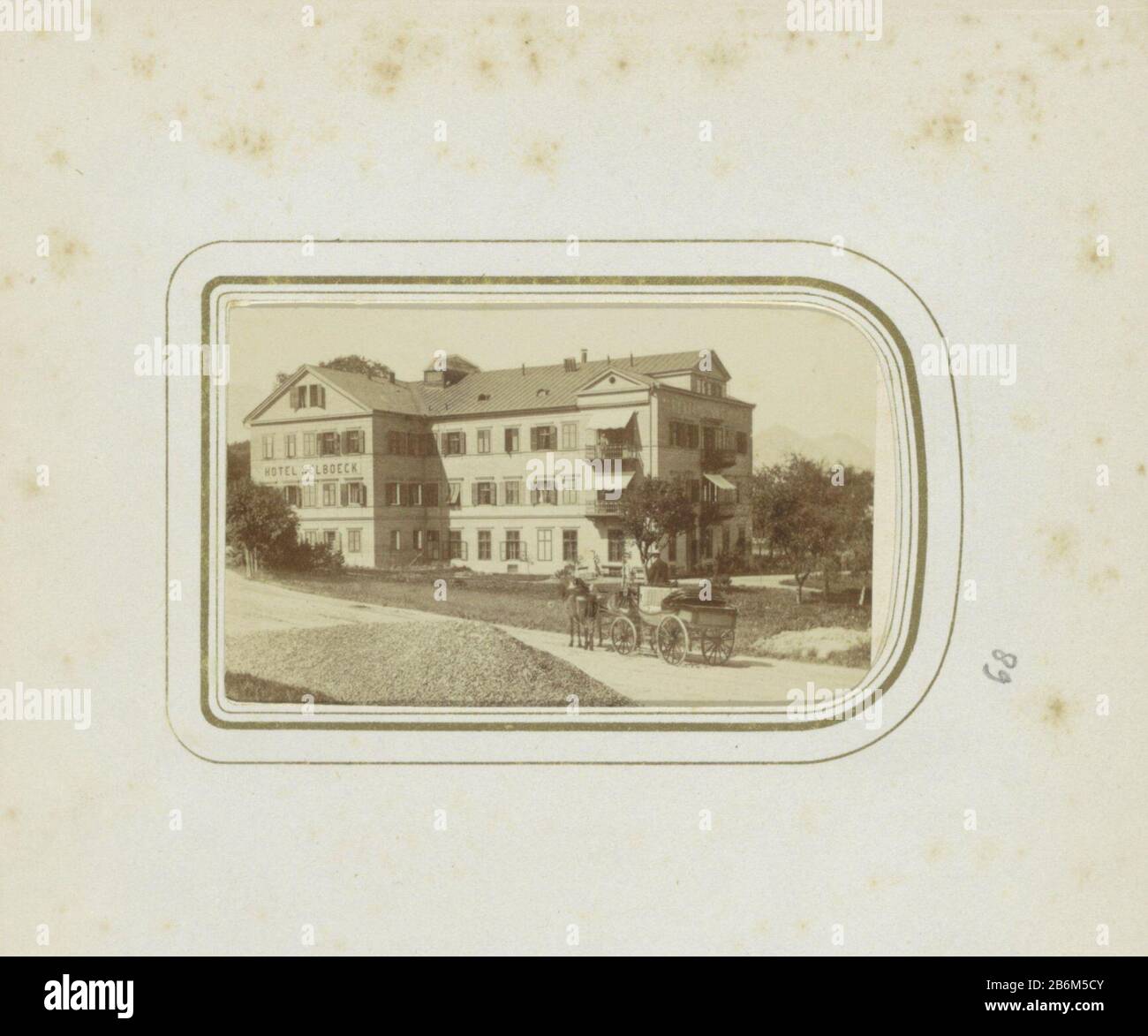 Exterieur van Hotel Nelboeck a Salisburgo ha incontrato een paardenkoets ervoor Parte di immagini di un viaggio attraverso la Svizzera, l'Austria e la Germania dalla famiglia olandese Derkinderen. Produttore : fotografo: Baldi & WürthlePlaats fabbricante: Trinity Church Dating: CA. 1865 caratteristiche Fisiche: Albume materiale di stampa: Carta fotografica Tecnica: Albume dimensioni di stampa: Mat: H 85 mm × 50 b mm Oggetto: Viaggiare; cascata turistica parti fluviali della chiesa esterno e annessi: Torre (esterno), quattro ruote, veicolo trainato da animali, ad esempio: Cabina, trasporto, pullman (+ trasporto per il trasporto di persone) Dove: Foto Stock