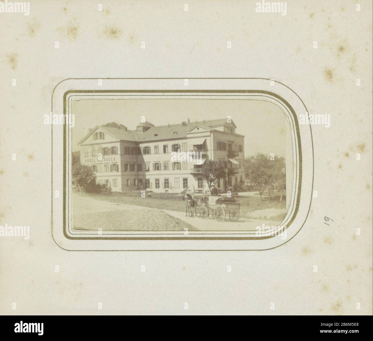 Exterieur van Hotel Nelboeck a Salisburgo ha incontrato een paardenkoets ervoor Parte di immagini di un viaggio attraverso la Svizzera, l'Austria e la Germania dalla famiglia olandese Derkinderen . Produttore : fotografo: Baldi & WürthlePlaats prodotto: Trinity Church Incontri: CA. 1865 caratteristiche Fisiche: Albume materiale di stampa: Carta fotografica Tecnica: Albume dimensioni di stampa: Mat: H 85 mm × W 50 mm Oggetto: Viaggiare; cascata turistica parti fluviali della chiesa esterno e annessi: Torre (esterno), quattro ruote, veicolo trainato da animali, ad esempio: Cabina, trasporto, pullman (+ trasporto per il trasporto di persone) Dove: Foto Stock