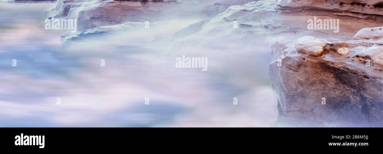 Le onde si infrangono sulla costa, la Jolla, California, Stati Uniti Foto Stock