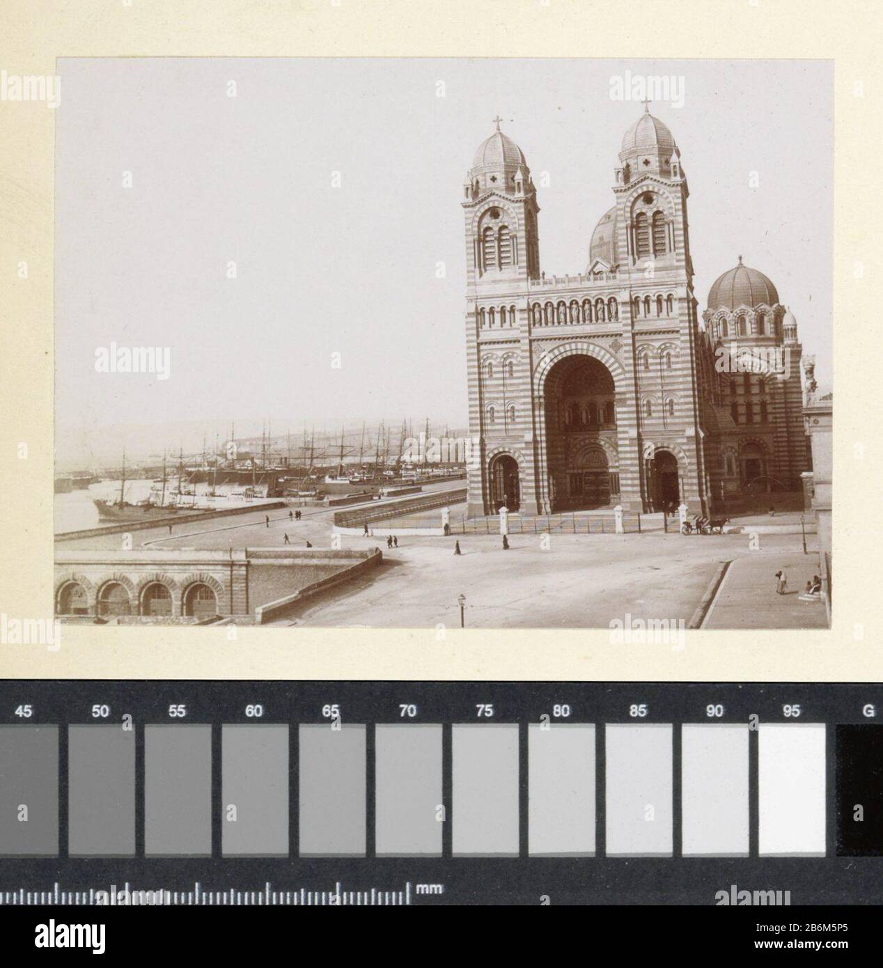 Onderdeel van Fotoalbum van een Franse amateurfotograaf met oppames van een familie, distillerderij Delizy & Doistau Fils, het leger en beziens Foto Stock