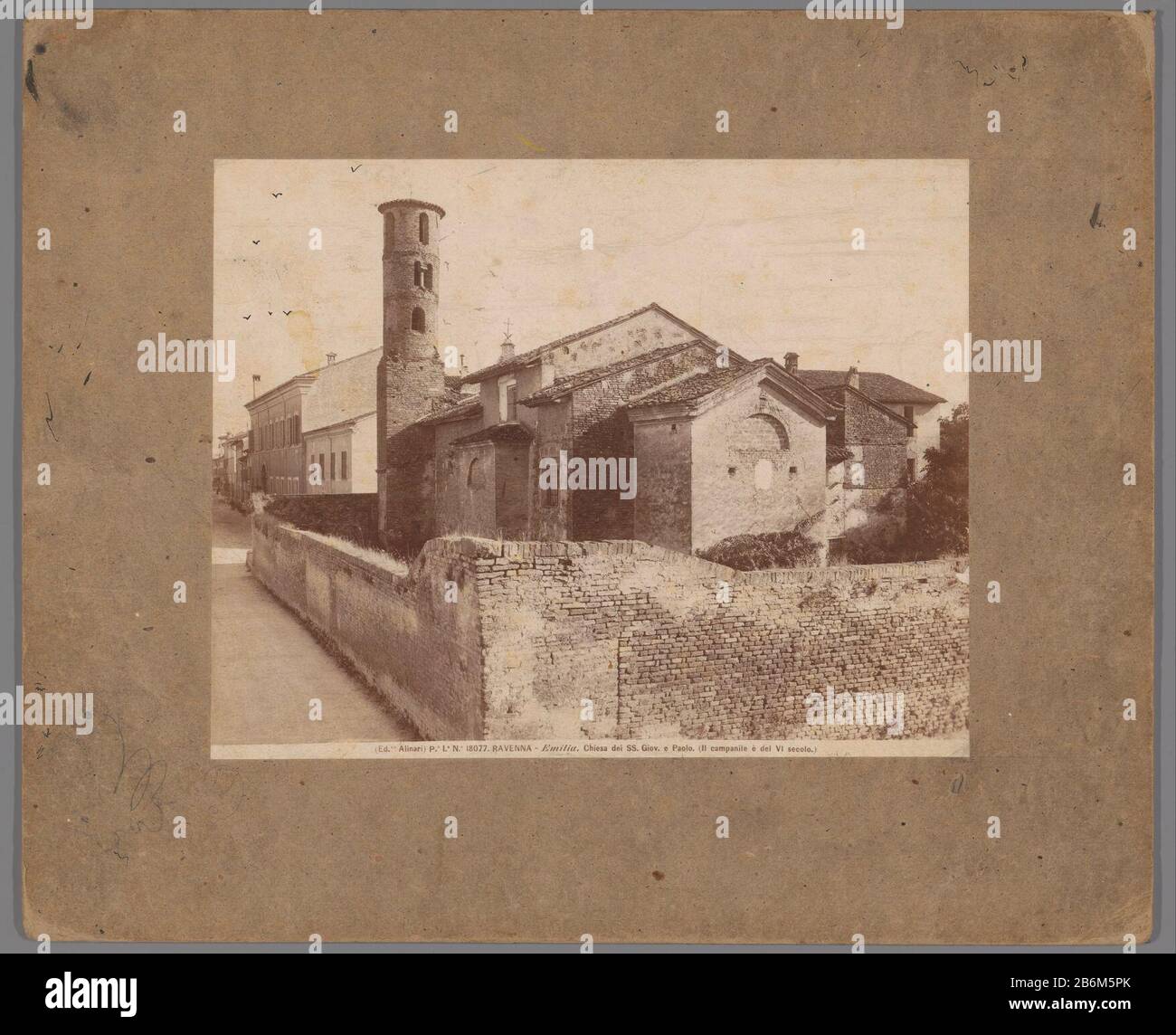 Exterieur van de Chiesa dei Santi Giovanni e Paolo te Ravenna RAVENNA - Emilia Chiesa di SS Giov e Paolo (titel op Object) Olandese: Identificazione titolo (i) esterno della Chiesa dei Santi Giovanni e Paolo a Ravenna - Emilia. Chiesa di SS. Giov. E Paolo. (Oggetto titolo) Tipo Oggetto: Oggetto numero immagine: RP-F-00-8112 Iscrizioni / marchi: Annotazione, recto, penna: Disegno di uccelli sul numero del piano immagine, recto: 'PE Ia No 18077.' marchio collettore , vero, stampato: Lugt 3937 Produttore : fotografo: Alinari (Proprietà elencata) Luogo produzione: Ravenna Dating: CA. 1875 - ca. 1900 Fisico Foto Stock